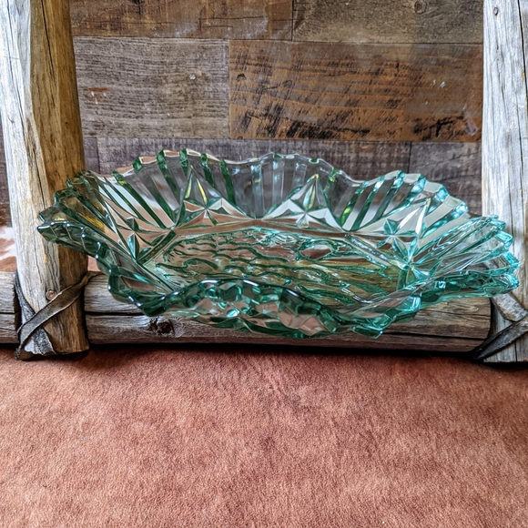 Vintage Collectible Green Glass Scalloped Edge Fruit Bowl - Picture 4 of 15